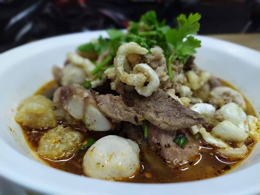 ก๋วยเตี๋ยวหมูต้มยำตำลึงลุงจำเนียร(กระดูกหมูป้ายเหลือง)